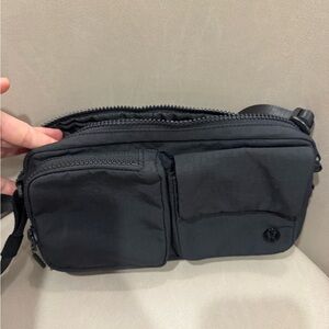 Lululemon multi-pockets Crossbody 2.5L